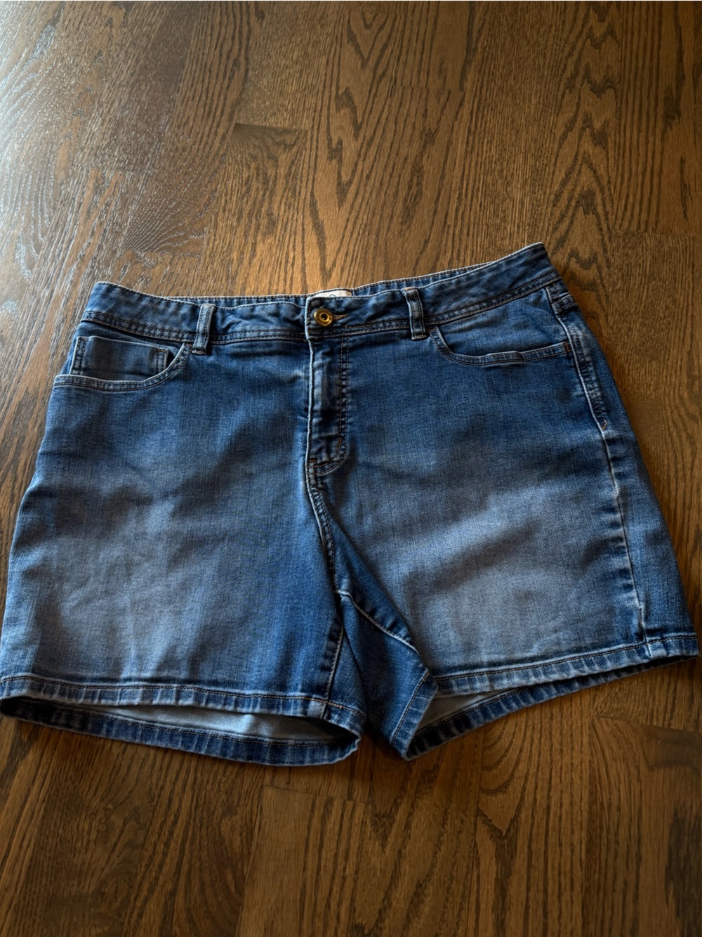 Woman’s St. John's Bay stretch Blue Denim Shorts size 16